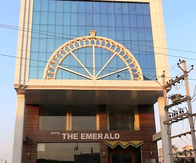 https://imgcld.yatra.com/ytimages/image/upload/t_hotel_yatra_city_desktop/v1435396220/Domestic Hotels/Hotels_Bilaspur/The Emerald/FRONT VIEW.jpg